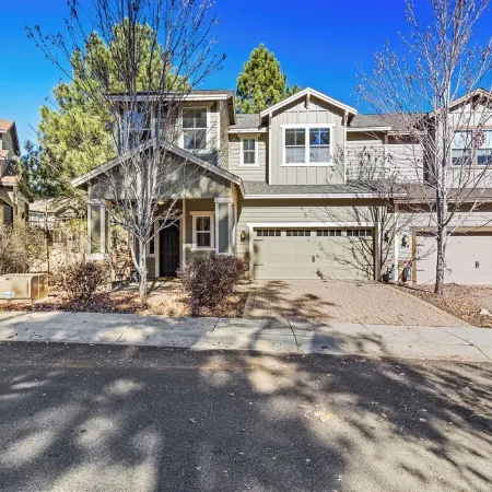 2 BR 2.5 BTH + loft - Central, A/C & Spacious!