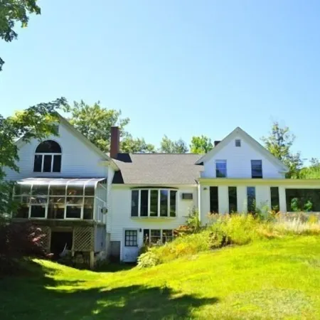 House in exceptional condition on Thomas Pond