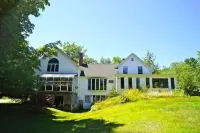 House in exceptional condition on Thomas Pond