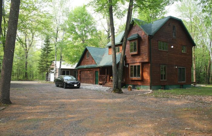 Northwoods Get Away!  Enjoy the privacy of this property & large game room!