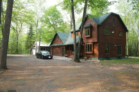 Northwoods Get Away!  Enjoy the privacy of this property & large game room!