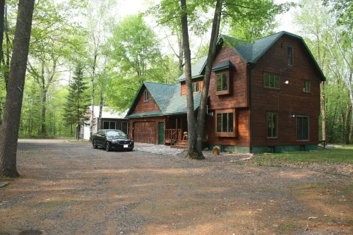 Northwoods Get Away!  Enjoy the privacy of this property & large game room!