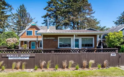 Short walk to the beach! 2 bedrooms, quiet neighborhood,  fenced yard & WiFi Hotels near Lewis & Clark Interpretive Center