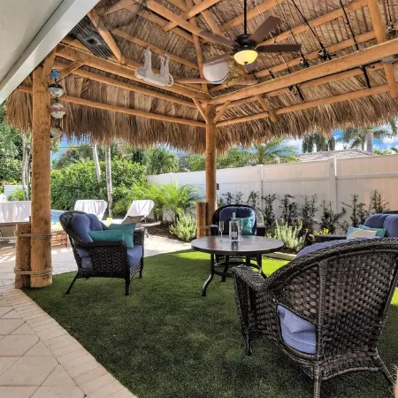 Large 4/3House - 7MIN WALK 2 BEACH!-Tiki, Heated Pool & Bikes Included