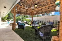 Large 4/3House - 7MIN WALK 2 BEACH!-Tiki, Heated Pool & Bikes Included
