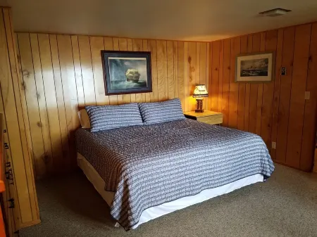 Private Flathead Lake House with unobstructed views into Glacier Park Отели в г. Лейксайд