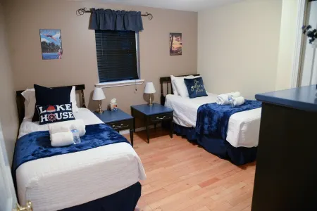 🌅A Lakefront Sunrise retreat for Couples or Families🌅