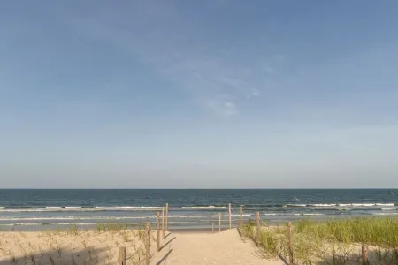 Dune Bungalow Steps from the beach and river Отели в г. Вилано-Бич