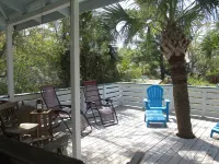 Historic raised Tybee cottage, very cool, comfortable and oh so Tybee! Hotels near Back River Beach