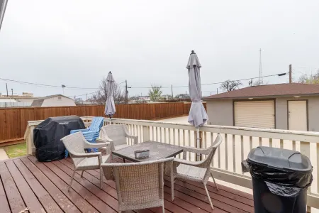 5 Star! 3Bed 4Bath 1mileATnT Stadium Globe LifePark SixFlagsHurrHarb Texas Live! Отели рядом с достопримечательностью «Университет Техас в Арлингтон»