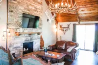 Red Deer Lodge HiBanks Ranch 12 minutes from Magnolia Silos