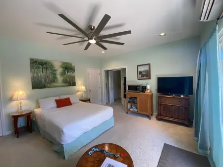 Air conditioned, Resort Location. Short Walks To Beaches & Restaurants