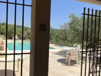 Charming country house in the Provencal countryside among vineyards and olive trees Hotele w: Cotignac