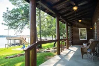 Cozy Log Cabin - Lakefront 2 Boat Lifts 2 Jet Ski Lift FirePit 1Gig WiFi