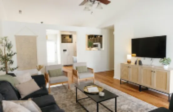 "The Dawning House" - Peaceful Modern Stay w/ Yard