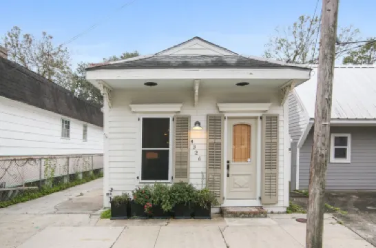 Elegant Mid-city gem near City Park & Streetcar. Walk to Voodoo & Jazz Fest Hotels near Foilage Park