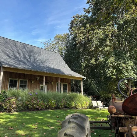 Simple Living at Luxurious, Modern Farmhouse on Bainbridge Island. Dogs ok.