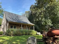 Simple Living at Luxurious, Modern Farmhouse on Bainbridge Island. Dogs ok. Hotels near Gazzam Lake Preserve