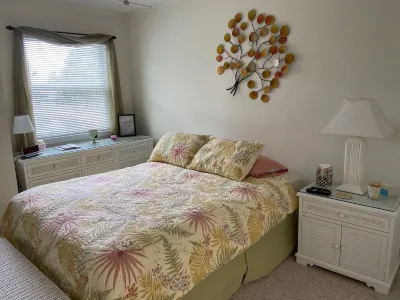 Waterfront home, managed privately with lower fees.  Close to DE and OC Beaches. Fenwick Float-ors附近的飯店