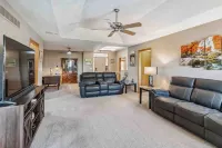 Charming 2-bedroom house in lovely Omaha with AC, WiFi. Hotel a Sarpy County