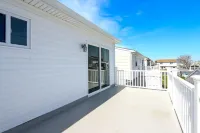 Newly Renovated Condo 2 Bd/1Bth - 1.5 Blocks to Beach