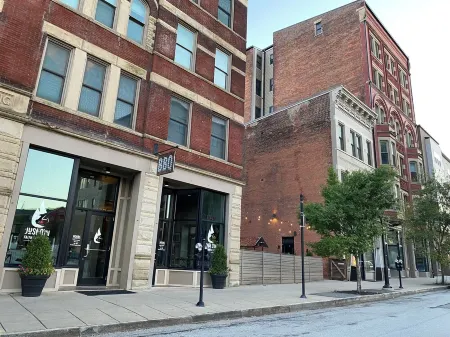 King-Sized Condo - Great Location - Steps to Cafes & Restaurants Отели рядом с достопримечательностью «Цинциннати Зу & Ботаникал Гарден»