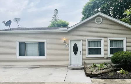 Cottage Devils Lake  Fire pit Grill Fishing Private backyard Dock Отели в г. Ленауи Каунти