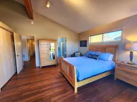 Sunrise Chalet at Wapato Point, Sleeps 12, Half Block to Sandy Beach Waterfront