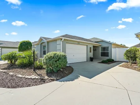 Charming 2-Bedroom Courtyard Villa in The Villages Отели в г. Те-Виллиджис