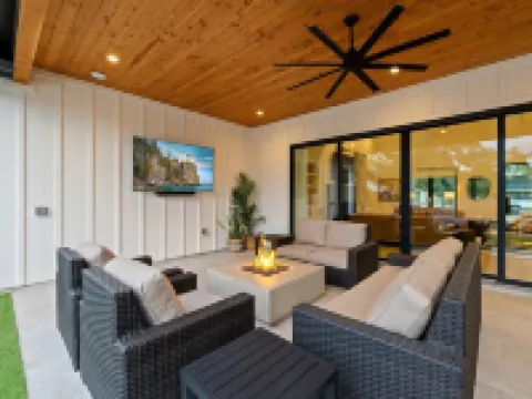-NEW-Downtown DRIP Pool/Spa/Golf/Pickleball/30Guests Hotels in Dripping Springs