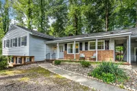 Luxurious 4Bd Near Downtown and Rdu, with Sunroom, Theatre, Games, & More!