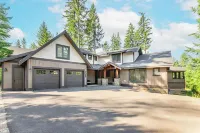 Group friendly, mt-view home with firepit, bunk house and screened-in dining