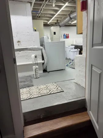 So close to Ark, Quick Drive to Creation, King Bed, Stunning back yard, & Cable