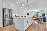 2 blocks 2 Beach, Linens+towels Included, OutdoorTV, Parking, Coffee Included