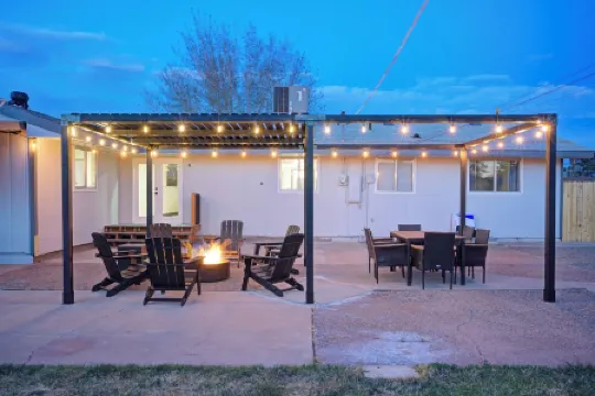 Perfect modern space to relax & play. Central & close to all attractions!