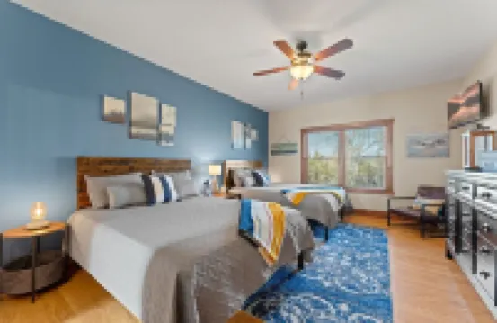 Upscale Lakefront Table Rock Cabin with nearby Launch