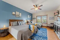 Upscale Lakefront Table Rock Cabin with nearby Launch