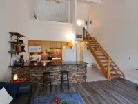 Charming 1-Bedroom Entire Condo Loft in Scenic Mountain Park Hotels in Lake Oswego