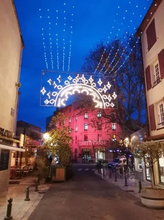 Village house for 5 pers in the historical center of Thuir, + baby bed max 15kg Отели в г. Тюир