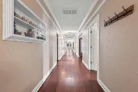 Downtown loft in the heart of Lodi. Great for large groups!