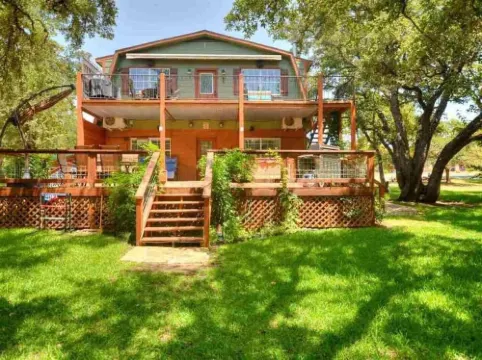 Family and pet friendly lake house on a quiet cove on Lake LBJ