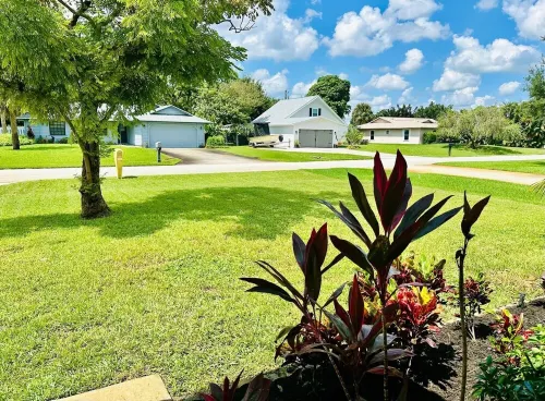 Newly Renovated 4-bedroom Oasis with Private Pool & Hot-tub- Minutes to Beaches Hotel a Vero Beach South