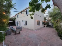 3 bedroom private guest suite by Mr C Hotel, Safe A+ area with Patio, WiFi, TV