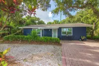 Beach Bungalow w/ Private Beach Access   1 BD, 2 BA, Dogs Welcome, Quiet Hotels in Wabasso Beach