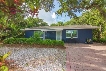 Beach Bungalow w/ Private Beach Access   1 BD, 2 BA, Dogs Welcome, Quiet