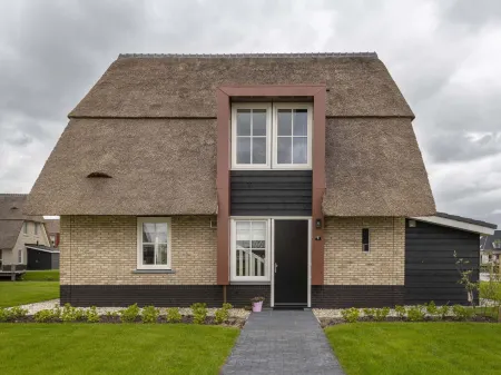 Friesland Villa with Fireplace Отели в г. Delfstrahuizen