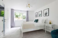 Coastal Retreat for 10 With Hot Tub