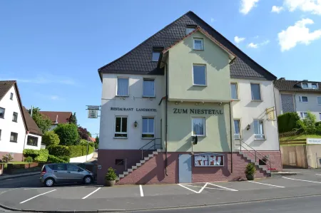 Landhotel Zum Niestetal Отели в г. Гросальмероде