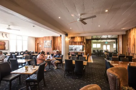 The Corner Hotel Alexandra Отели в г. Александра