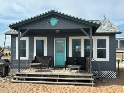 Direct waterfront cottage on private sandy beach Hotel in zona Tweed New Haven Airport